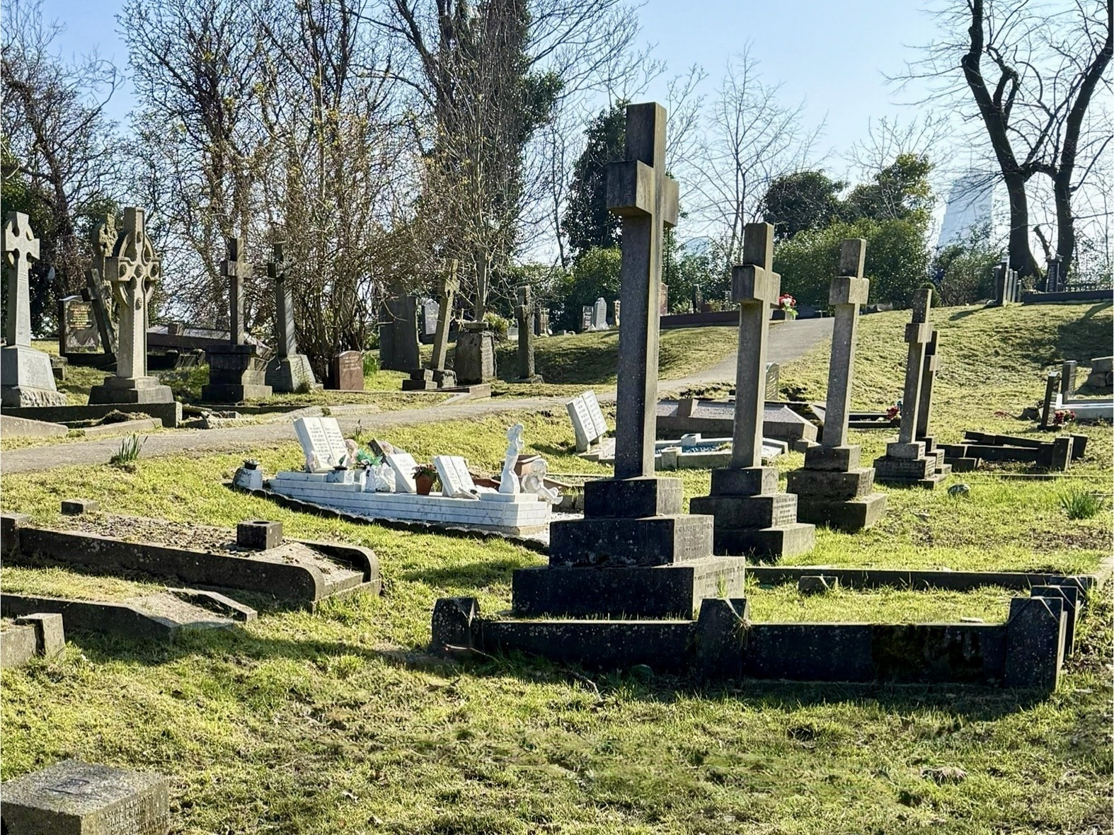 Grave plot 43941 at Kensal Green Cemetery — showing the unmarked plot and adjacent monuments